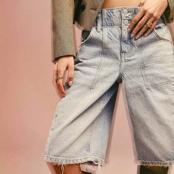 These are the We The Free Women's Light Wash Extreme Measures Barrel Shorts 31